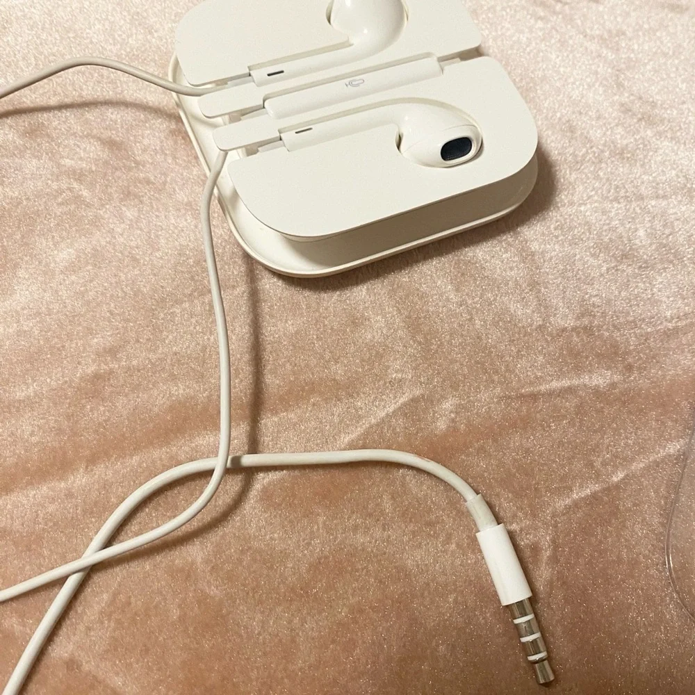 Apple White Wired EarPods with Microphone and volume control. 44 inch cord.